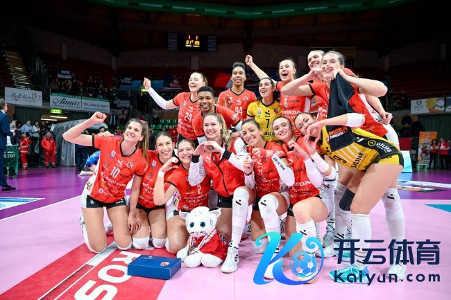 库内奥女排爆冷3-1挑落诺瓦拉后合影
